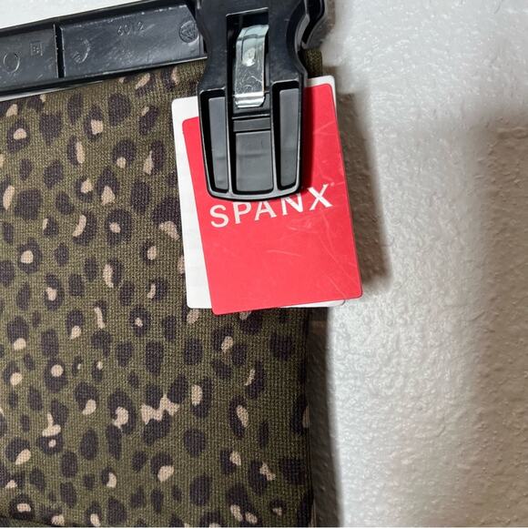 Spanx Look At Me Now Seamless Leggings Olive Green Leopard Womens size M - Picture 5 of 8